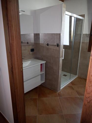 y baño con ducha, lavabo y bañera. en CASA RURALE IMPASTATO en Montevago