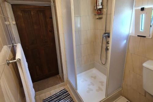un bagno con doccia con porta in vetro di Casa das Lages a Viariz