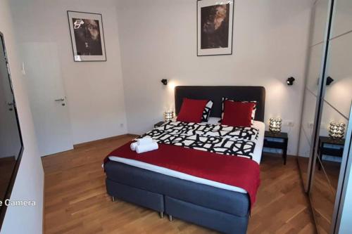 sypialnia z dużym łóżkiem z czerwonymi poduszkami w obiekcie Modern Top Floor Sea View 3BR with Pools, Spa & Fitness w mieście Bečići