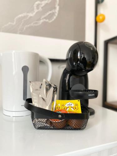 - un comptoir avec une cafetière et une tasse dans l'établissement NG Prestige l Lille l Roubaix Gare l Cassel - Netflix - Wifi, à Roubaix