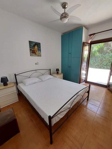 1 dormitorio con 1 cama grande en una habitación en Dimitrios en Pórto Káyio