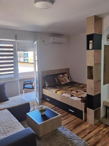 - un salon avec un lit et un canapé dans l'établissement Centar Milena, à Aranđelovac