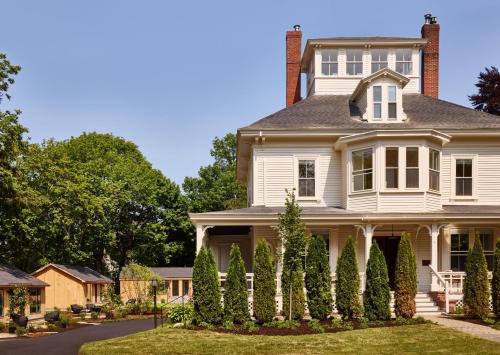 uma casa branca com uma fileira de árvores em AWOL Kennebunkport em Kennebunkport