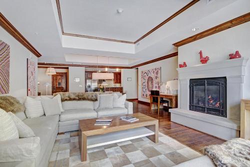 The Vail Collection at the Ritz Carlton Residences Vailにあるシーティングエリア