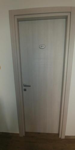 a white door with a sign on it at Diadumeno Superior Apartment in Venosa