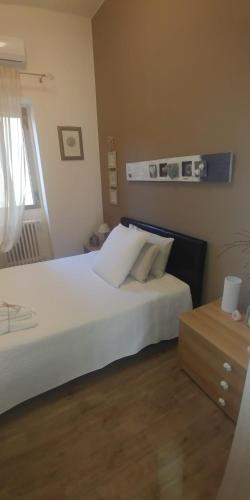 a bedroom with a large white bed and a window at Diadumeno Superior Apartment in Venosa
