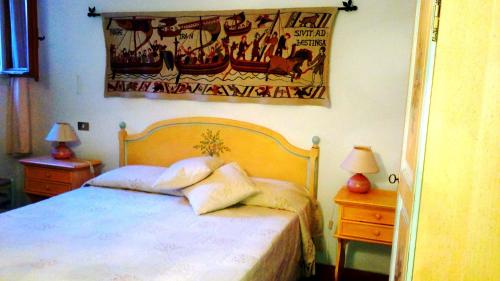 ポルト・チェルボにあるBeautiful Villa With Sea View to Porto Cervoのベッドルーム1室(ベッド1台付)、ナイトスタンド(ランプ2つ付)