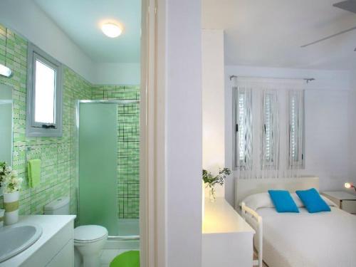 ein weißes Badezimmer mit Bett und Badewanne in der Unterkunft Architect's Villa in Protaras