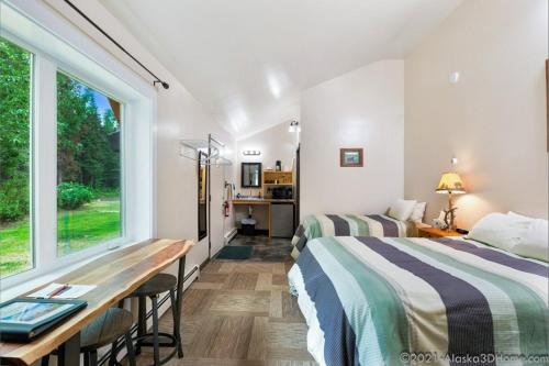 Postel nebo postele na pokoji v ubytování Backwoods Lodge