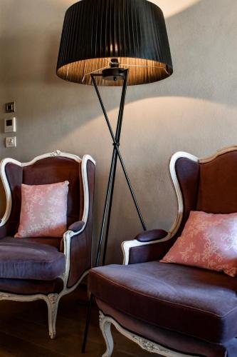 two chairs and a lamp in a room at MiaClara Relais in Alba