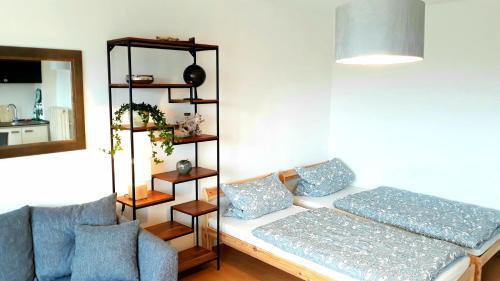 - un salon avec un lit et un canapé dans l'établissement Apartment Weitblick, à Schweinfurt