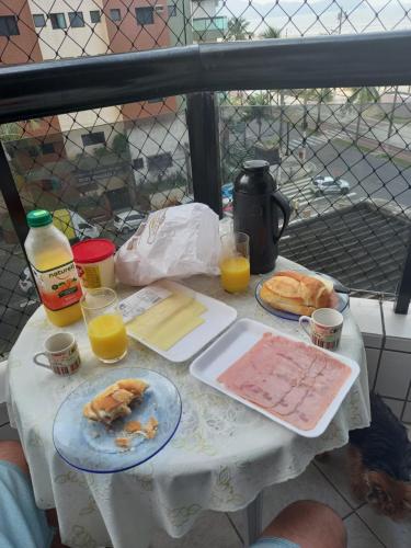 - une table avec des plaques de cuisson et du jus d'orange dans l'établissement Resid. Ilha da Madeira, à Praia Grande