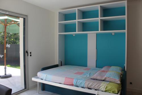 Ένα ή περισσότερα κρεβάτια σε δωμάτιο στο Maison neuve calme avec jardin et parking 15 mn de la Grande Motte et du Grau du roi ACCES PMR