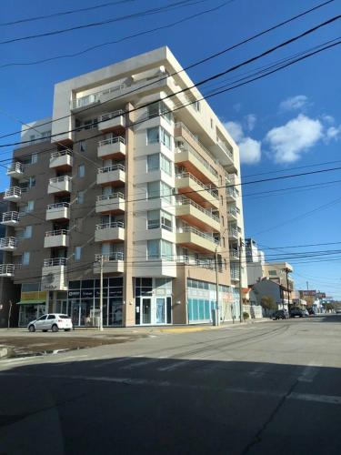 un gran edificio de apartamentos en la esquina de una calle en Departamentode calidad, céntrico a 2 cuadras Del Mar en Puerto Madryn