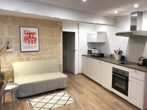 een keuken met een witte bank in een kamer bij La Maison bleue in Arles