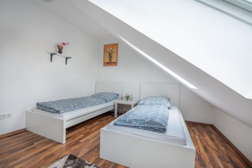 2 łóżka w pokoju ze schodami w obiekcie Merve Comfort Aparts4-Hannover w Hanowerze