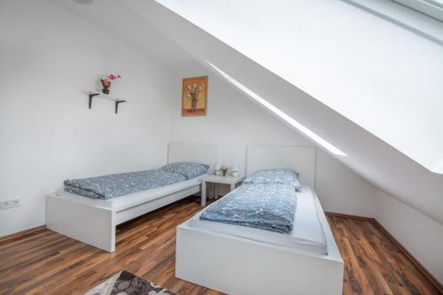 - 2 lits dans une chambre avec un escalier dans l'établissement Merve Comfort Aparts4-Hannover, à Hanovre