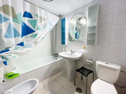 a bathroom with a sink and a toilet and a tub at Cortijo La Viñolilla en zona rural (Montefrío) in Montefrío