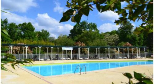 une grande piscine avec des chaises dans l'établissement Mobilehome 3 chambres curistes camping piscine, à Saint-Paul-lès-Dax
