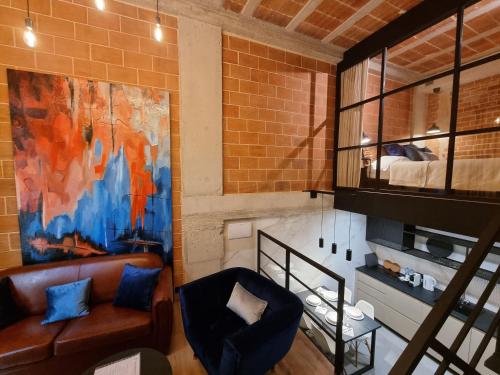 ein Wohnzimmer mit einem Sofa und einem Etagenbett in der Unterkunft Two-level CATCHY LOFT Alicante Beach & Castle in Alicante