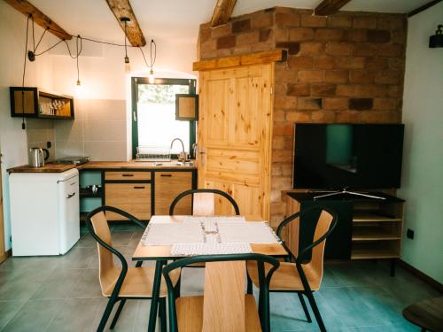 Las Skarpa apartamenty في سريارنه غورا: مطبخ مع طاولة وكراسي وتلفزيون