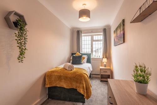 a small bedroom with a bed and a window at 3 Bed Spacious Stylish House, Southampton - Off Road Parking & Private Garden - Sleeps 7, Close to City Centre - by Blue Puffin Stays in Southampton