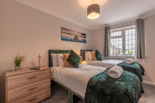 Giường trong phòng chung tại Luxury Southampton house with garden and parking