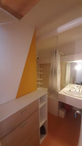 une salle de bain avec un lavabo et un miroir dans l'établissement La Mongie Yes !, à Bagnères-de-Bigorre