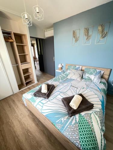 une chambre avec un grand lit avec des oreillers dessus dans l'établissement L’alsace, à Carcassonne