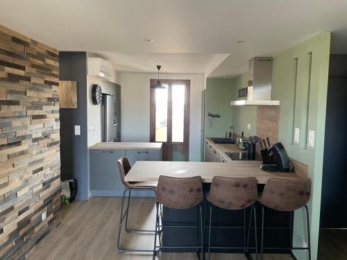 une cuisine avec une table et des chaises dans une pièce dans l'établissement L’alsace, à Carcassonne