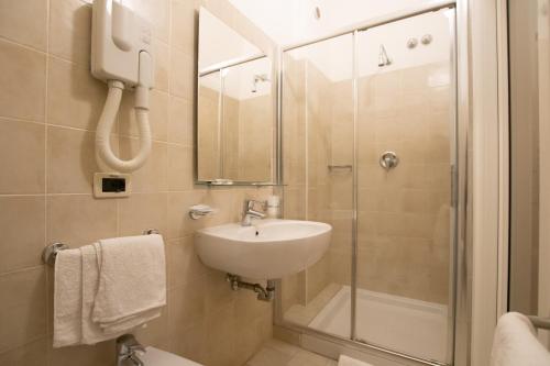 Koupelna v ubytování Piccolo Hotel