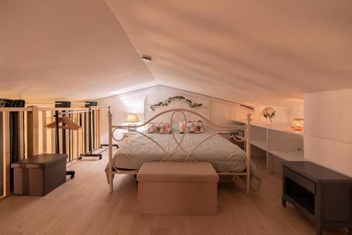 een slaapkamer met een bed en een bureau bij Bienêtre et détente pour cette maison avec spa au calme in La Roquette-sur-Siagne