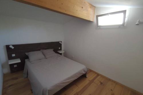 Katil atau katil-katil dalam bilik di Logement tout confort au calme entre Saint Tropez et les Gorges du Verdon