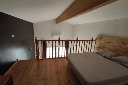 勒托羅納的住宿－Logement tout confort au calme entre Saint Tropez et les Gorges du Verdon，一间卧室配有一张床,铺有木地板