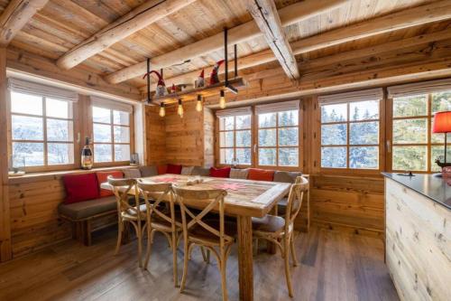 une salle à manger avec une table et des chaises dans l'établissement Chalet Le Plaigny - golf de Méribel, à Les Allues
