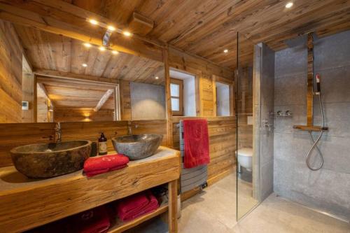 美贝尔Chalet Le Plaigny - golf de Méribel的带两个水槽和淋浴的浴室