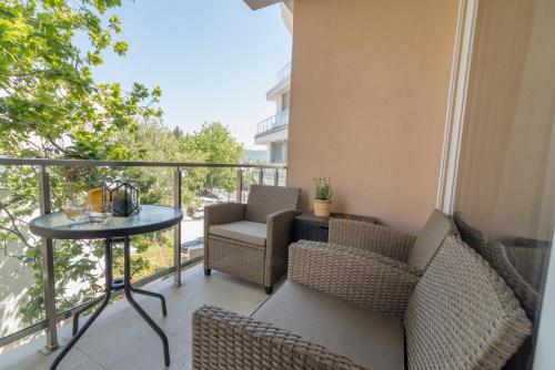 einen Balkon mit 2 Stühlen und einem Tisch in der Unterkunft Spa Residence Carbona Hévíz Apartments KAKADU 203 A in Hévíz