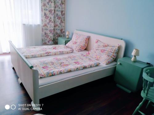 Schlafzimmer mit einem Bett mit rosa Bettwäsche und rosa Kissen in der Unterkunft Ubytování Na statku in Stará Červená Voda