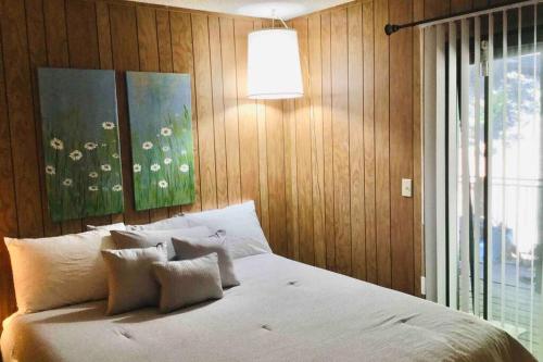 Llit o llits en una habitació de High Sierra Retreat with a view of Pinecrest lake
