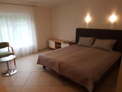 Кровать или кровати в номере Domeikavos vila