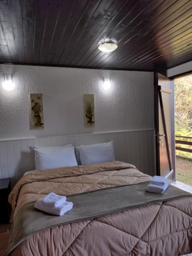 Katil atau katil-katil dalam bilik di Pousada Villa de charme hospedagem com hidromassagem e lareira