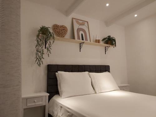 Säng eller sängar i ett rum på KDF Apartments
