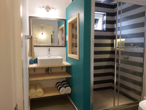 Um banheiro em KDF Apartments