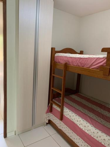 ein Paar Etagenbetten in einem Zimmer in der Unterkunft Flat em Serra Negra - PE - Próximo Bodega de Véio, shows e eventos in Bezerros