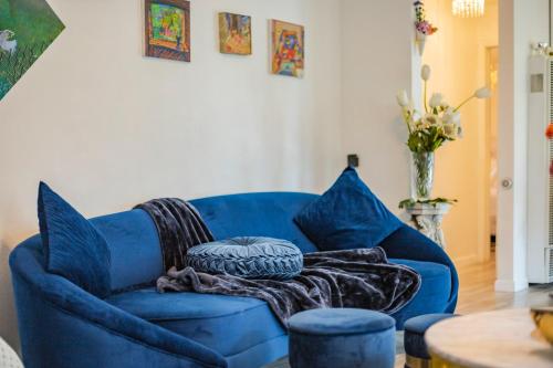 a blue couch with pillows in a living room at Villa Sierra in Sonora