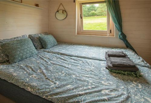 un letto grande in una stanza con una finestra di Oaza Spokoju Siecino - Mońka a Chlebowo