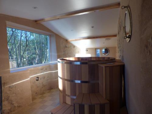 La salle de bains est pourvue d'une cabine de douche et d'une fenêtre. dans l'établissement Au Moulin du Martinet, à Saint-Chinian