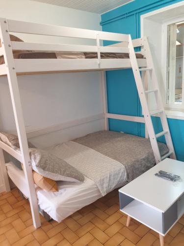 Tempat tidur susun dalam kamar di Appartement entier meublé à Beaumont proche Futuroscope et Poitiers Technopole