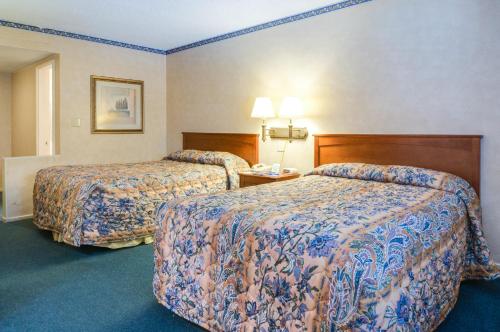 a hotel room with two beds in a room at Saga Motor Hotel Pasadena in Pasadena