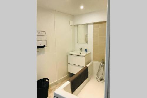 a small bathroom with a tub and a sink at Le Studio 11 Abbeville centre baie de Somme in Abbeville